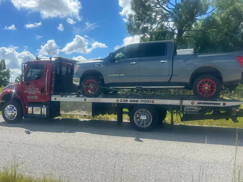 Una pickup Nissan Titan gris sobre la plataforma