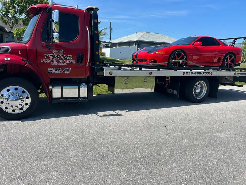 Un carro deportivo rojo asegurado en la plataforma